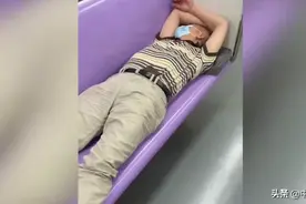 男子上海地铁霸占整排座位脱鞋横躺，乘客愤怒拎鞋丢进垃圾桶图片