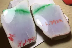 原石解口，一抹阳绿色带穿透春底，却因它无从取镯，转身变小白菜图片