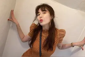 泫雅晒“楼梯间写真“ 穿公主袖连衣裙头发轻挽妩媚性感图片