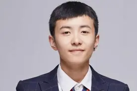 18线小歌手商演，“30位”保镖手拉手护送，结果粉丝还没保镖多图片