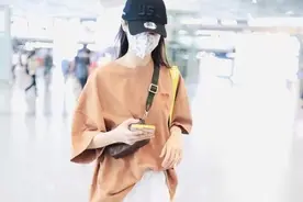 金晨的私服够豪气，肥T恤配短裤看着普通，脚上6千多拖鞋是亮点图片