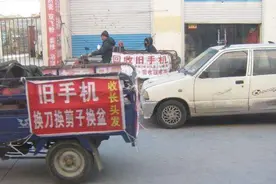 农村“旧手机换菜刀”的猫腻，农民知道真相后，还会去换吗？图片