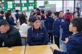 小学生在班上表演手势舞，看哭了网友图片