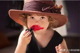 9岁女孩迷恋抖音，妈妈察觉到不对劲，打开抖音一看“上头了”！图片