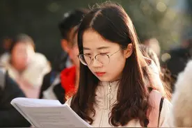 年轻公务员：我发牢骚有错吗？图片