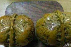 父亲玩了五年的核桃,被调皮的儿子砸开,看到里面的东西不淡定了图片