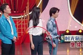 韩雪扣子“崩”开，被杨迪用眼神提醒后，她的救场动作堪称教科书图片
