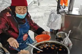 南京89岁阿婆卖卤蛋，一天卖出1000个，说到1937怅然泪下图片
