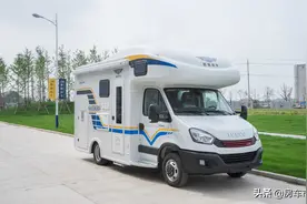 一家子旅游的房车！1000锂电280清水，有洗衣机能做饭三床睡5口图片