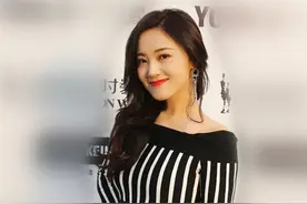 玖月奇迹王小玮低调复出 搭配条纹显苗条 中国双排键最高学历图片