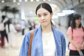 宋妍霏撞衫杨幂居然没输，靠美腿胜出，丝毫看不出俩人差10岁图片
