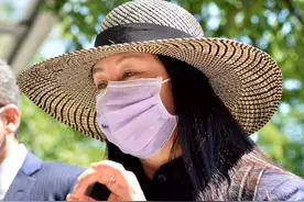 孟晚舟三个月不见更美了！黑衬衫配草帽出庭像是去度假，气场超强图片