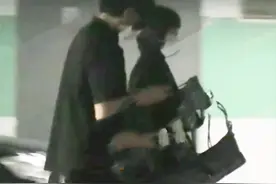 杨烁与女子深夜同回家，全程贴心照顾关系显亲密，本人已婚有俩娃图片