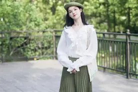 穿衬衫时，下面穿什么？送你3个“穿搭思路”，包揽整个夏季时尚图片