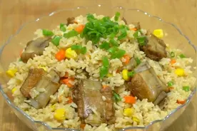 米饭别直接下锅煮，加上一斤排骨，饭菜一锅出，早晨起床就开饭图片