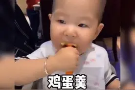 2岁宝宝吃自助餐走红，堪称迷你版最强“吃播”，网友：不吃亏图片