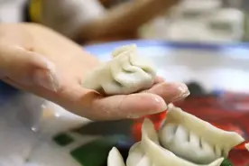 包好饺子，直接冻冰箱就错了！教你2个方法，放半年不开裂不粘连图片