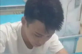 帅气医生醉酒后凭“骨子里的记忆”给自己配药扎针，网友：缺女朋友吗？图片