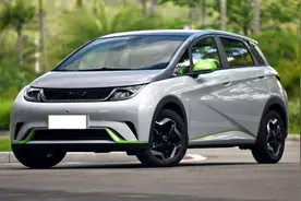 宝骏KiWi EV，纯电续航305KM，被央视表扬，和比亚迪海豚比如何？图片
