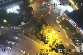 摩托车随意变道惹事故 被撞又全责！图片