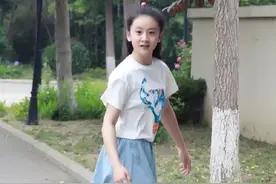 叶一茜晒女儿，12岁森碟脚踏滑板身轻如燕，童真少女打扮分外讨喜图片