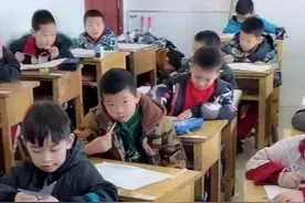 首次参加期末考的一年级新生，考试如同在演戏，监考老师忍俊不住图片