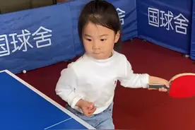 王楠4岁女儿罕曝光，球技惊艳不输妈，大8岁富豪老公温馨陪伴图片