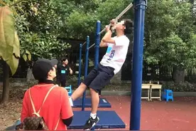 “132个男生全失败！”这个动作冲上热搜：真能难倒一代男儿？图片