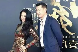 “时尚辣妈”张柏芝，穿深V土豪金霸气亮相，40岁身材宛如少女图片