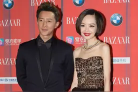 鲁豫的骨架身材真让人想不到，身上一点肉感都没有，蝴蝶骨太明显图片