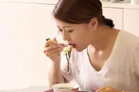 女性各个身高对应的标准体重是什么？过一百也别担心，也许是达标图片