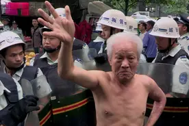 武汉钉子户水果贩拒不搬迁，和城管斗智斗勇，恩怨情仇《城市梦》图片