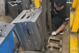 工厂模具师傅的工资有8000多，他们上班都做什么事，到底累不累？图片