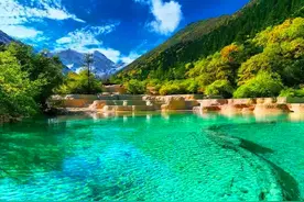 黄龙，以彩池、雪山、峡谷、森林“四绝”著称于世，堪称人间仙境图片