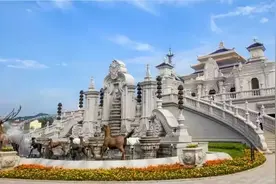 “山寨版圆明园”，占地7000余亩耗资300亿元，游客络绎不绝图片