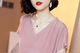 新出这“玫红”T恤太美了，给妈妈买件母亲节穿，高雅贵气显嫩图片
