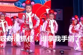 “小迷糊”表演节目手绢消失，满地找手绢萌翻观众，小燕子本燕了图片