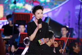 她连续主持春晚16年，却毅然离开央视舞台：舍弃一切，成就非凡图片