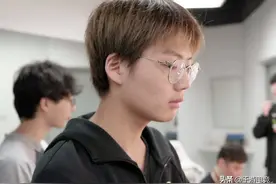 姿态看乐言采访全程冷淡脸：他怎么不摇头了，以前不摇挺花么图片