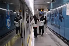 上海一男子玩手机太入迷，把陌生女子当成妻子紧贴，妻子：没生气图片