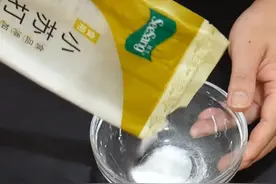 把小苏打放进白酒里，真是太厉害了，解决了好多家庭一大烦恼图片