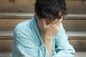 25岁小伙陪51岁妈妈做手术，满脸通红，她以为是绝经，结果是怀孕图片