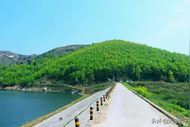 随州市随县唐县镇华宝山下的东沟水库一景图片