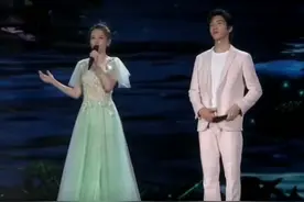 李沁央视晚会上献唱，失去了打光和滤镜，生图下的颜值太真实图片