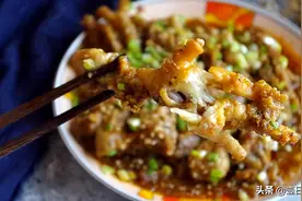 10只鸡爪2包种腌料，不炖不烤也不炸，这么做出的凤爪轻松脱骨图片