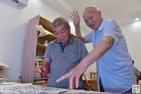 99岁老人教76岁儿子写字，抬手就想打，儿子不好意思：我都当爷了图片
