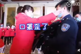 “口罩歪了”男友求婚口罩戴歪被护士女友打断 网友：搞笑又浪漫图片
