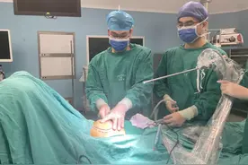 妙手切除“尴尬”！自治区人民医院实施院内首例双侧单孔腔镜男性乳腺肥大切除整形术图片