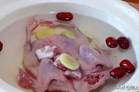 鸽子不用剁，加一块瘦肉，撒点盐煮一下，几步搞定，味道鲜美图片
