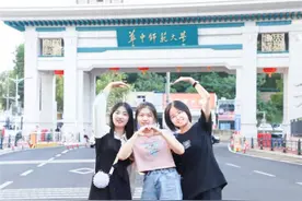 现场直击！华中师范大学开学了，5000余名新生报到，党委书记帮忙搬行李！图片